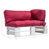 Sodo sofa iš palečių su raudonomis pagalvėlėmis, pušies mediena