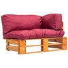 Sodo sofa iš palečių su raudonomis pagalvėlėmis, pušies mediena