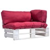 Sodo sofa iš palečių su raudonomis pagalvėlėmis, pušies mediena
