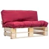 Sodo sofa iš palečių su raudonomis pagalvėlėmis, pušies mediena