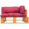 Sodo sofa iš palečių su raudonomis pagalvėlėmis, pušies mediena