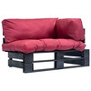 Sodo sofa iš palečių su raudonomis pagalvėlėmis, pušies mediena
