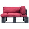Sodo sofa iš palečių su raudonomis pagalvėlėmis, pušies mediena