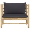 Sodo sofa su tamsiai pilkomis pagalvėlėmis, bambukas