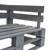 Sodo sofa iš palečių su raudonomis pagalvėlėmis, pušies mediena