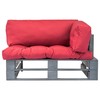 Sodo sofa iš palečių su raudonomis pagalvėlėmis, pušies mediena
