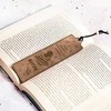 Graviruotas knygos skirtukas ''Žmonėms, kurie norėtų būti kitur''