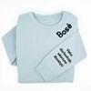 UNISEX pastelinis "Sully" džemperis "Bosė - darbuotojų ašaroms" su spauda ant rankovės