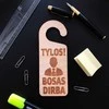 Pakabinama medinė lentelė ant durų "TYLOS! BOSAS DIRBA"