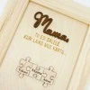 Personalizuotas medinis rėmelis "Mama, tu esi dalelė, kuri laiko mus kartu" (su pasirinktais vardais)