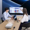 Ugreen CM737 belaidis HDMI siųstuvas biuro pristatyme