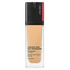 Shiseido „Synchro Skin“ gaivinantis skystas makiažo pagrindas, 320 Pine SPF30, 30 ml