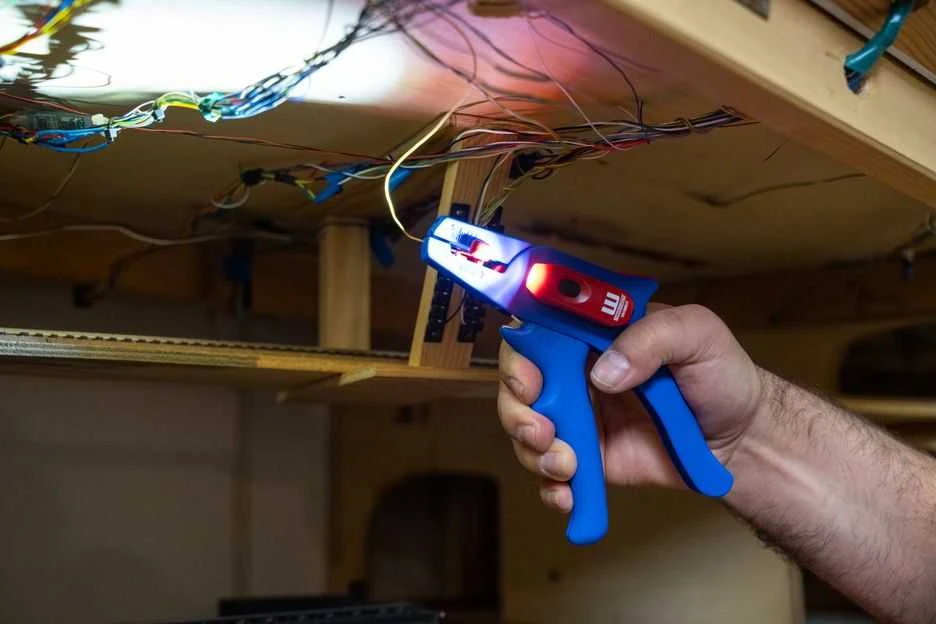 Nužievinimo replės Weicon Nr.5 su LED žibintuvėliu