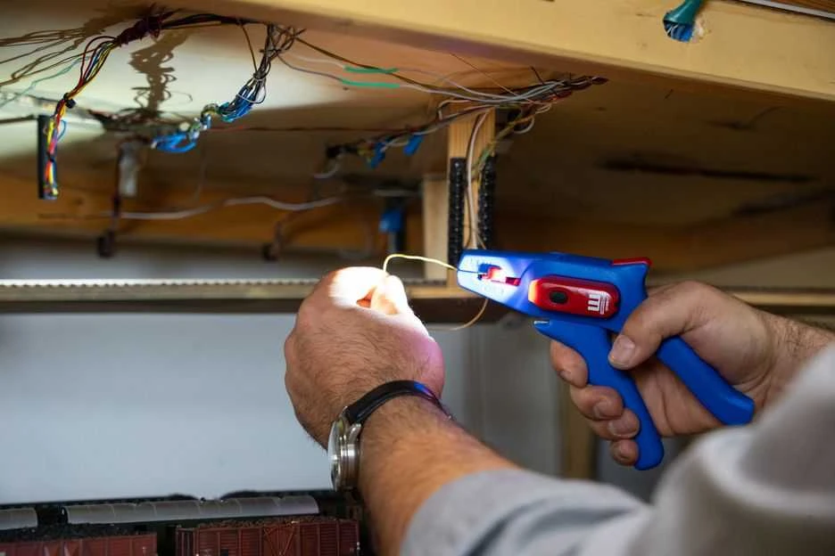 Nužievinimo replės Weicon Nr.5 su LED žibintuvėliu