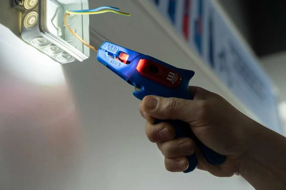 Nužievinimo replės Weicon Nr.5 su LED žibintuvėliu
