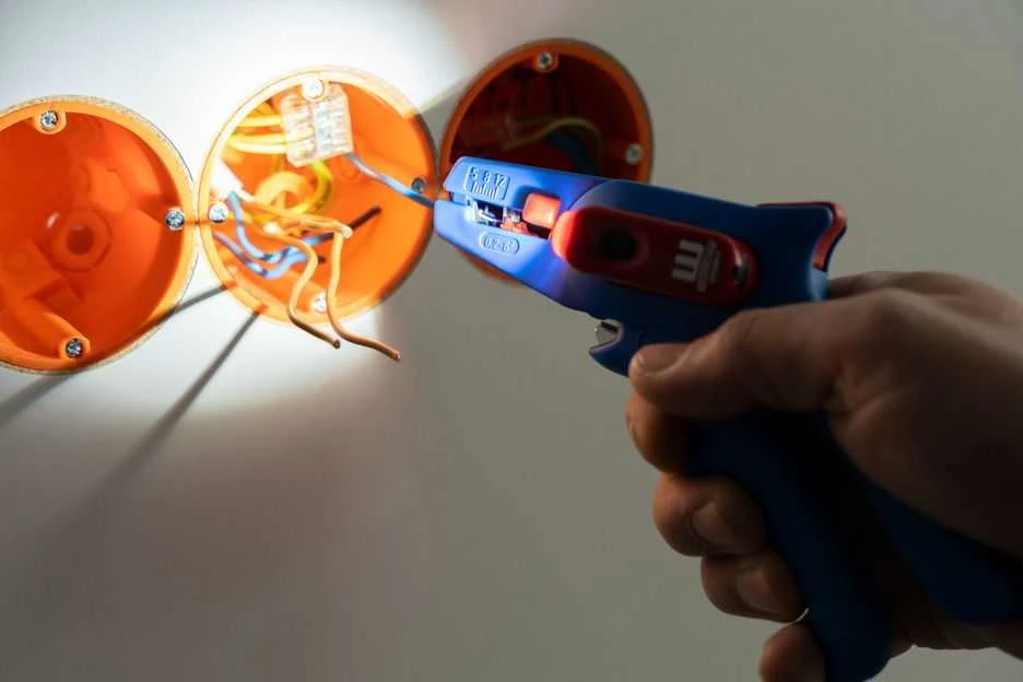 Nužievinimo replės Weicon Nr.5 su LED žibintuvėliu