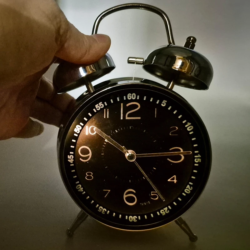 Metalinis stalinis žadintuvas su foniniu apšvietimu, h 17 cm