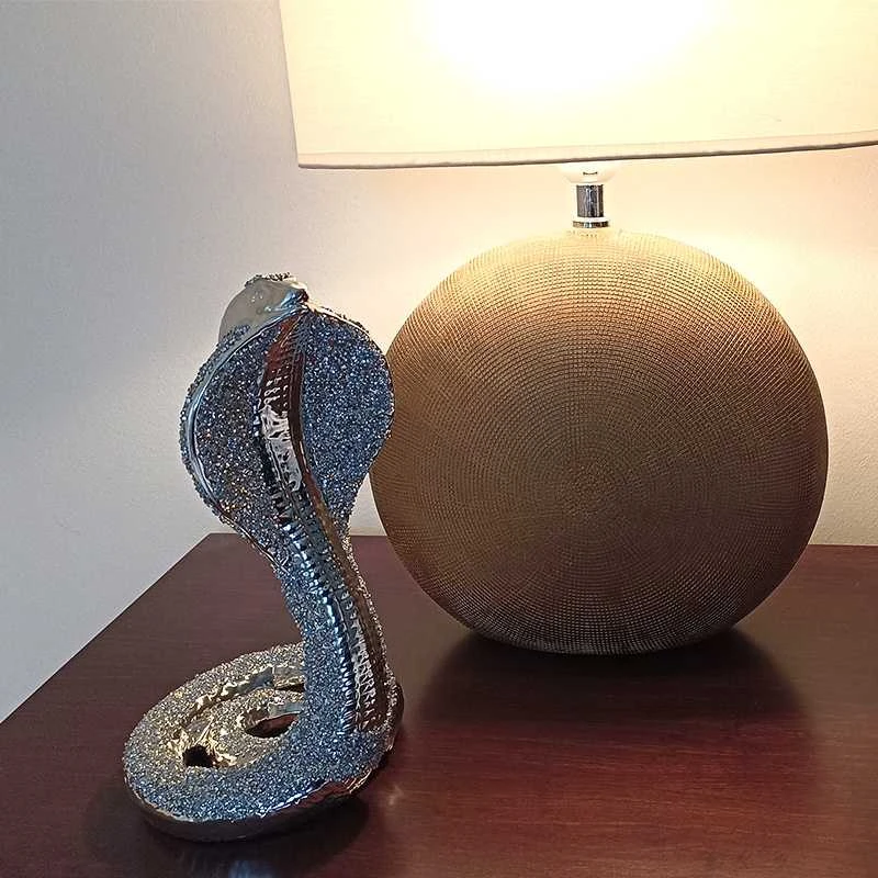 Porcelianinė gyvatės statulėlė, h 27 cm