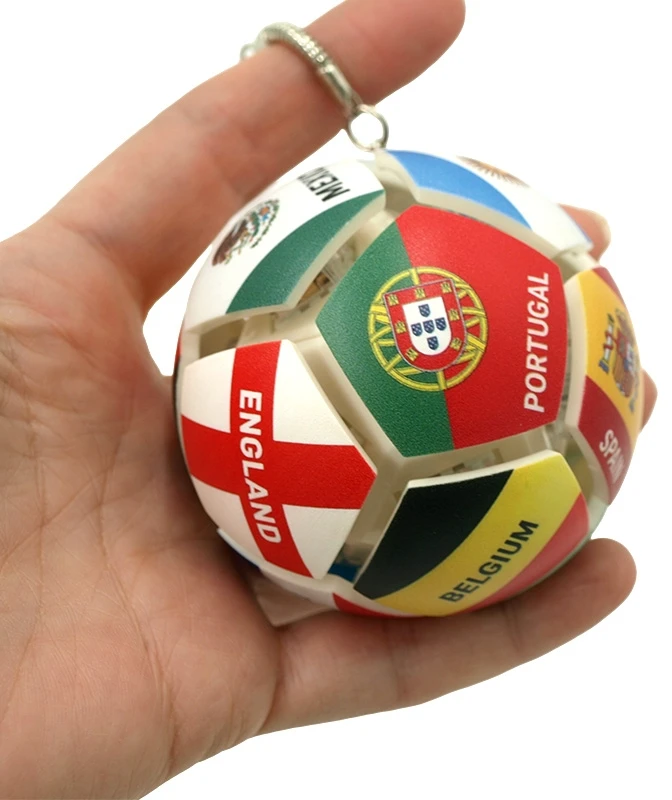 Spaudžiamas raktų pakabukas „Pasaulio futbolo kamuolys“
