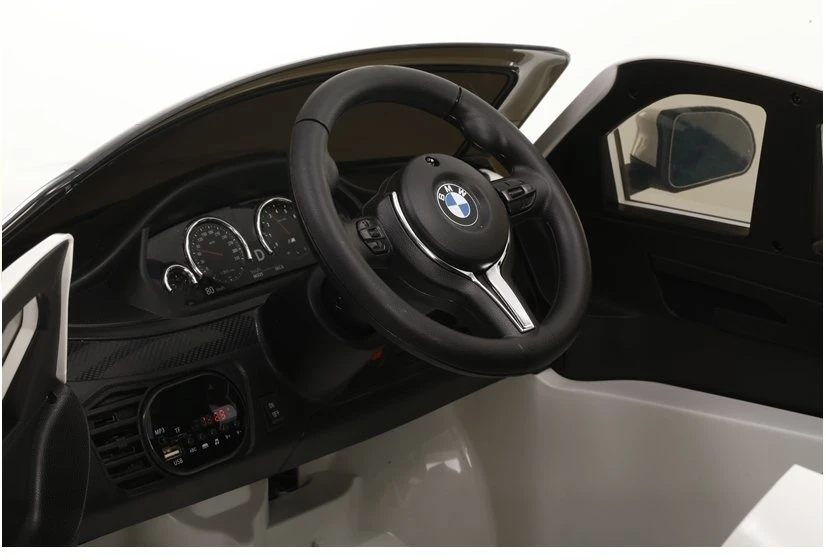 Baltas BMW X6 elektrinis automobilis