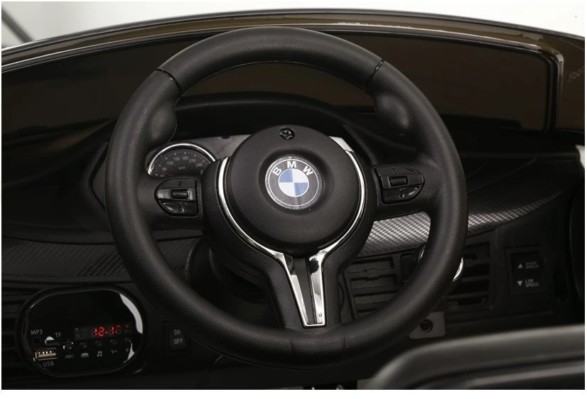 Baltas BMW X6 elektrinis automobilis