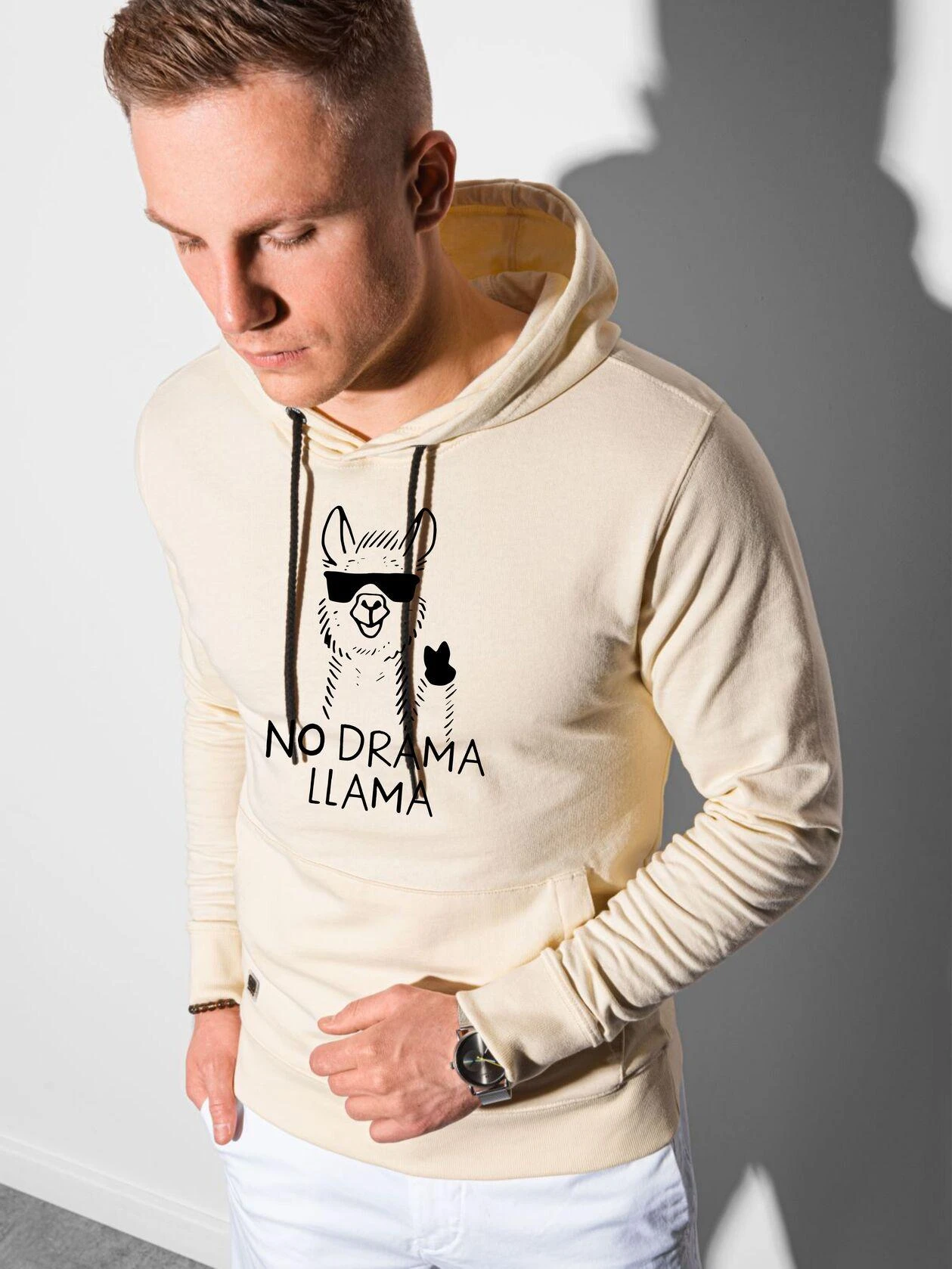 Gelsvos spalvos džemperis su gobtuvu No drama Llama