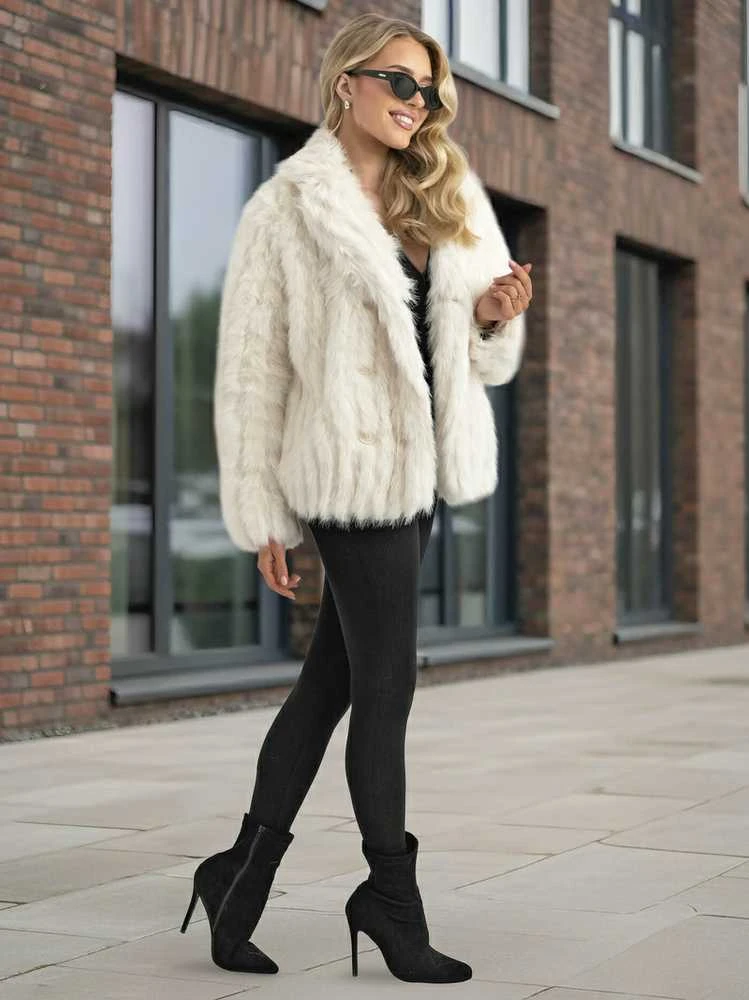 Moteriška balta kailinė striukė Moda