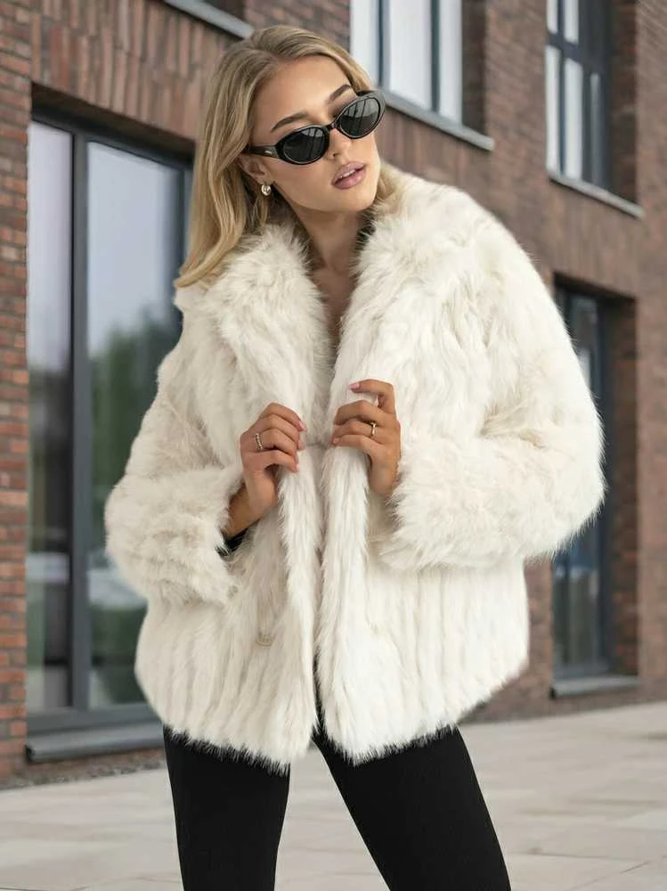 Moteriška balta kailinė striukė Moda