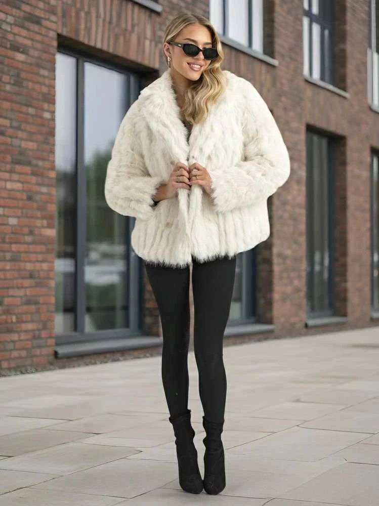 Moteriška balta kailinė striukė Moda