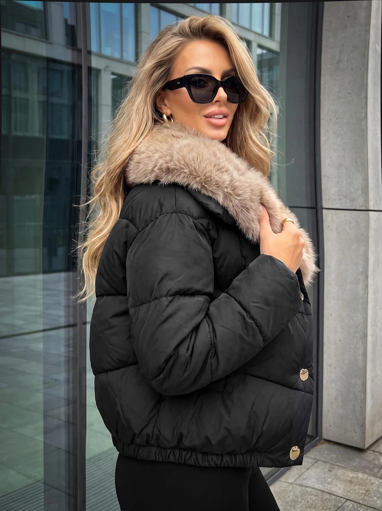 Moteriška juoda žieminė striukė su kailiuku Reine