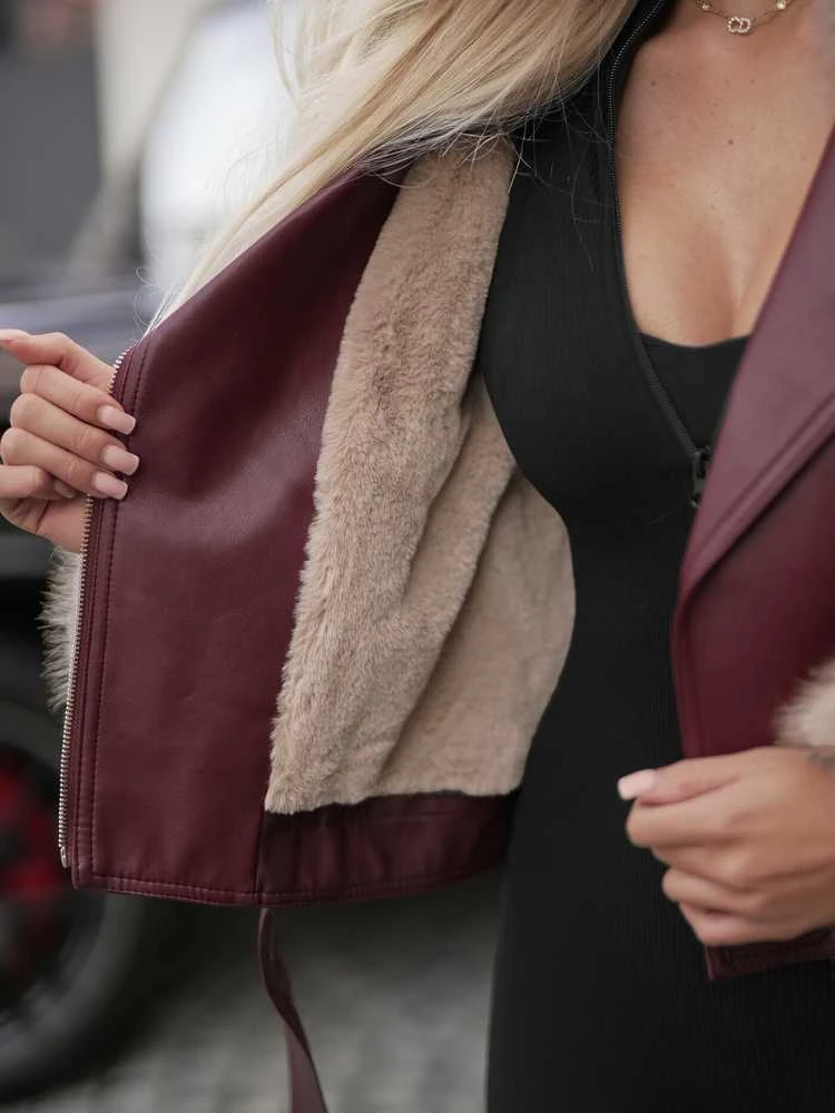 Moteriška odinė bordo spalvos striukė su rusvu kailiuku Elis