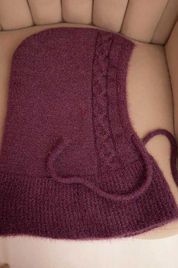 Moteriška tamsiai violetinė kepurė Berlin