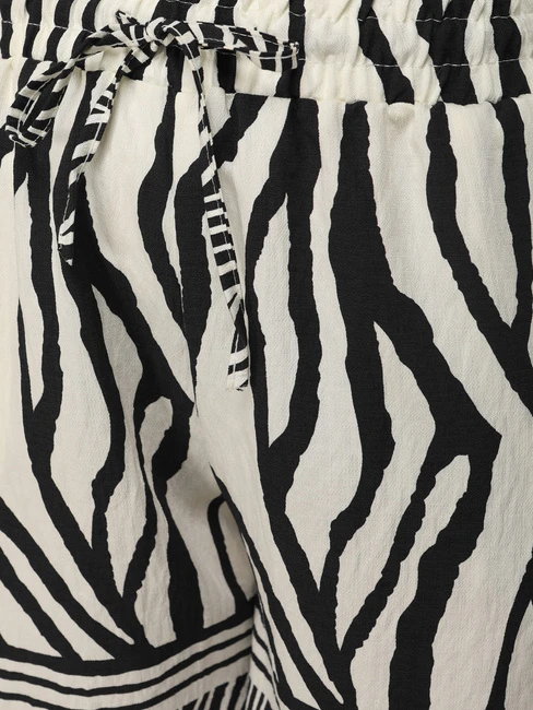Moteriški juodi/balti šortai Zebra