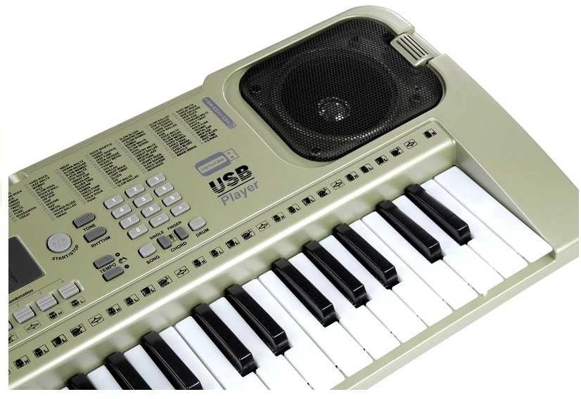 Pilkas muzikinis pianinas su mikrofonu