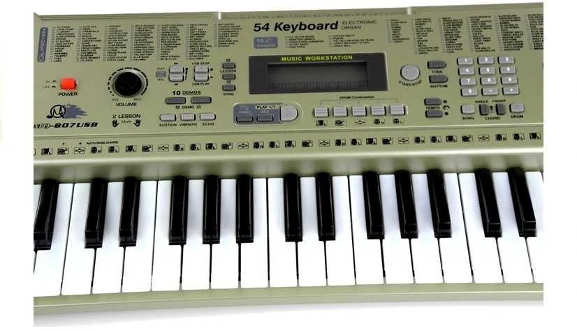 Pilkas muzikinis pianinas su mikrofonu