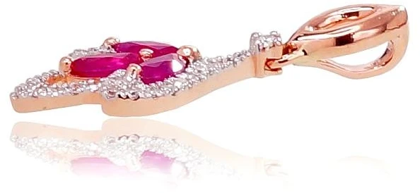 Auksinis pakabukas su brangakmeniais. . Praba: 585°. Akmuo: Briliantai , Rubinas - 0.81 g. - 20 mm. - Briliantai (0,062Ct), Rubinas (0,328Ct)