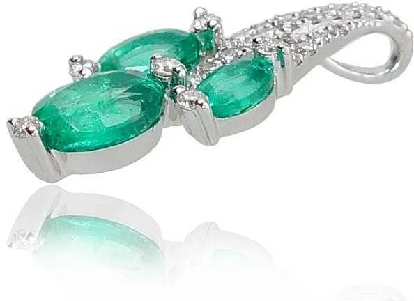 Auksinis pakabukas su brangakmeniais. Metalas: Baltas Auksas. Praba: 585°. Akmuo: Briliantai , Smaragdas - 1.2 g. - 20 mm. - Briliantai (0,125Ct), Smaragdas (1,127Ct)