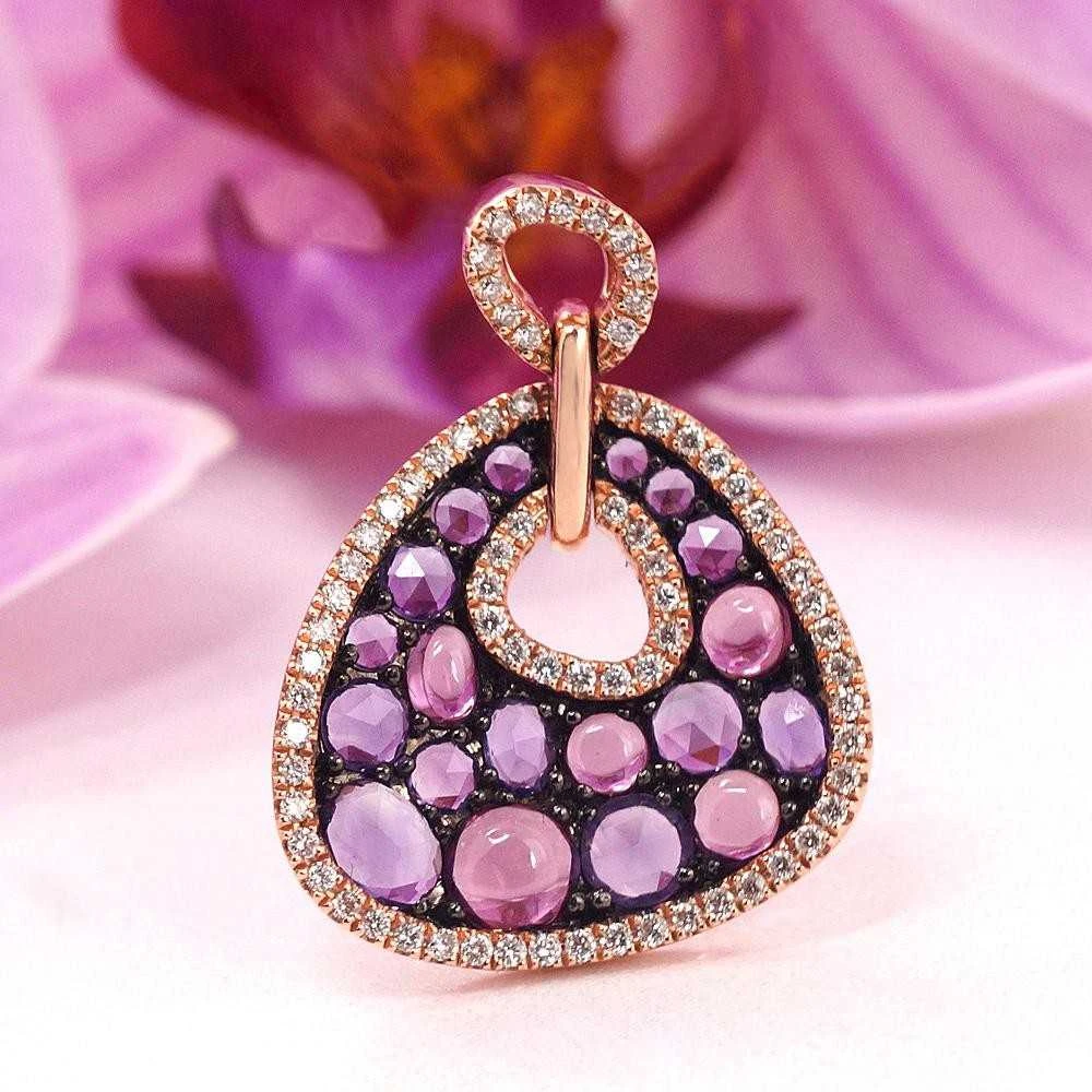 Auksinis pakabukas su brangakmeniais. Metalas: Raudonas Auksas. Praba: 585°. Akmuo: Briliantai , Ametistas , Rodolitas - 23 mm. - 2.76 g. - Briliantai (0,22Ct), Ametistas (0,62Ct), Rodolitas