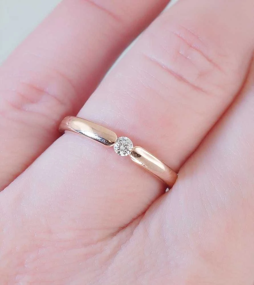 Auksinis žiedas su brangakmeniais. Metalas: Raudonas Auksas. Praba: 585°. Akmuo: Briliantai - 17.5 - 2.71 g. - Briliantai (0,08Ct)