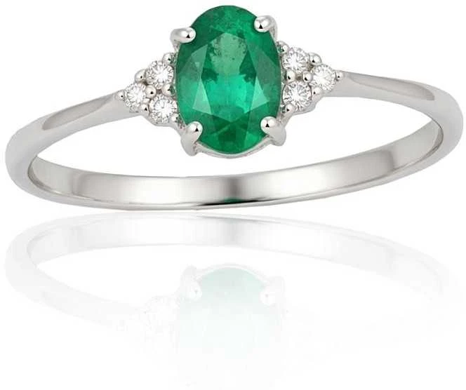 Auksinis žiedas su brangakmeniais. Metalas: Baltas Auksas. Praba: 585°. Akmuo: Briliantai , Smaragdas - 16 - 1.24 g. - Briliantai (0,036Ct), Smaragdas (0,438Ct)