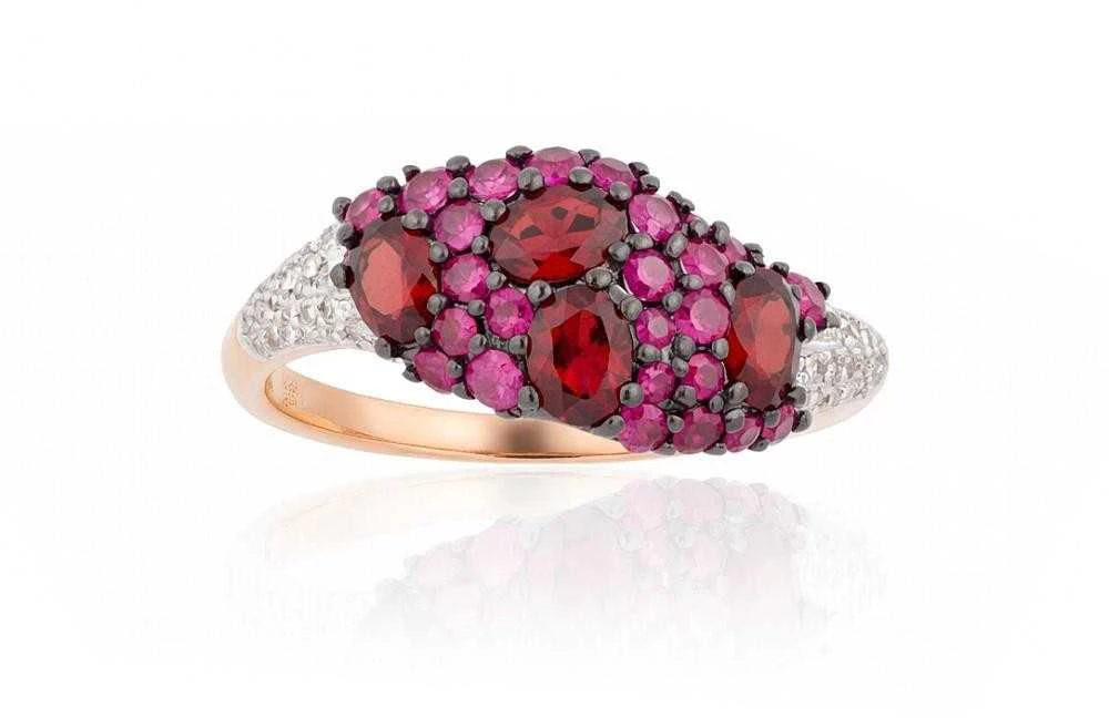Auksinis žiedas su brangakmeniais. Metalas: Raudonas Auksas. Praba: 585°. Akmuo: Briliantai , Rubinas , Granatas - 18 - 2.33 g. - Briliantai (0,09Ct), Rubinas (0,495Ct), Granatas (0,846Ct)