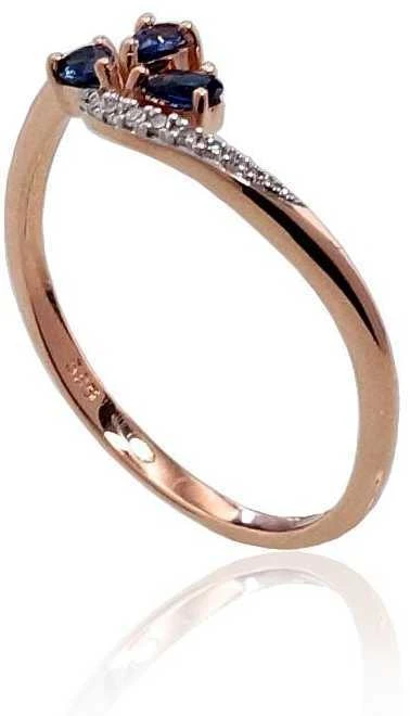 Auksinis žiedas su brangakmeniais. Metalas: Raudonas Auksas. Praba: 585°. Akmuo: Briliantai , Safyras - 17 - 1.32 g. - Briliantai (0,022Ct), Safyras (0,241Ct)