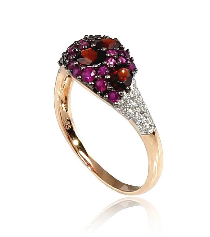 Auksinis žiedas su brangakmeniais. Metalas: Raudonas Auksas. Praba: 585°. Akmuo: Briliantai , Rubinas , Granatas - 18 - 2.33 g. - Briliantai (0,09Ct), Rubinas (0,495Ct), Granatas (0,846Ct)