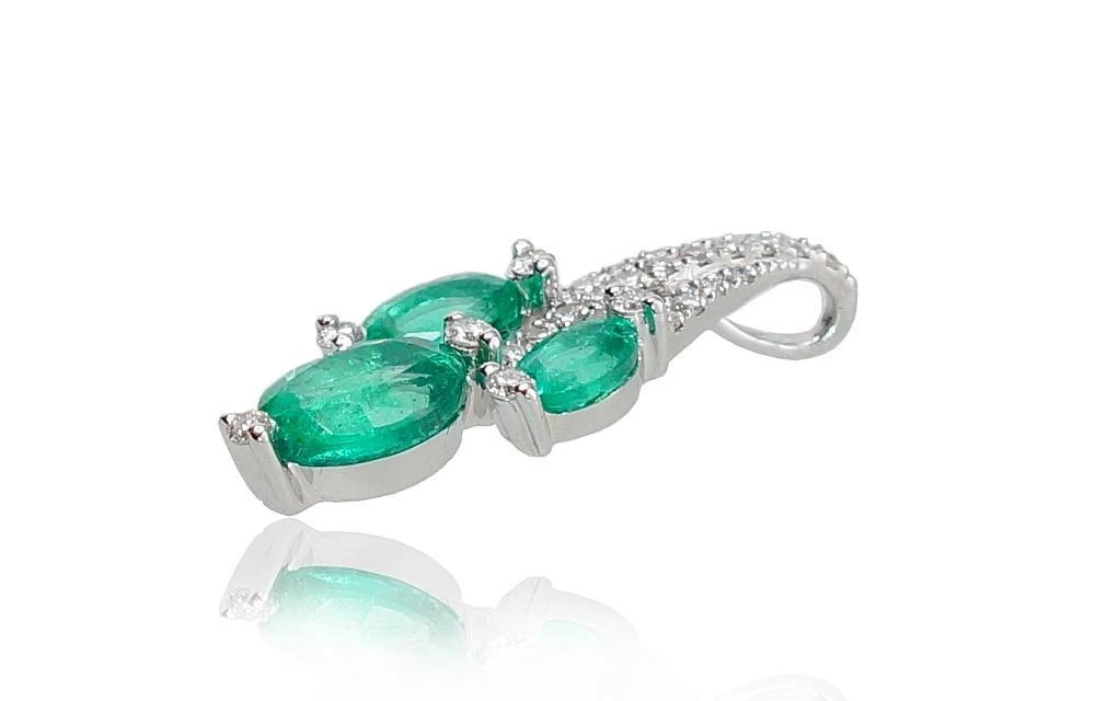 Auksinis pakabukas su brangakmeniais. Metalas: Baltas Auksas. Praba: 585°. Akmuo: Briliantai , Smaragdas - 1.2 g. - 20 mm. - Briliantai (0,125Ct), Smaragdas (1,127Ct)