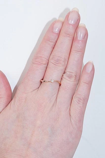 Auksinis žiedas su brangakmeniais. Metalas: Raudonas Auksas. Praba: 585°. Akmuo: Briliantai - 17.5 - 1.42 g. - Briliantai (0,07Ct)