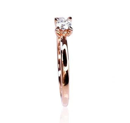 Auksinis žiedas su brangakmeniais. Metalas: Raudonas Auksas. Praba: 585°. Akmuo: Briliantai - 18.5 - 1.9 g. - Briliantai (0,15Ct)