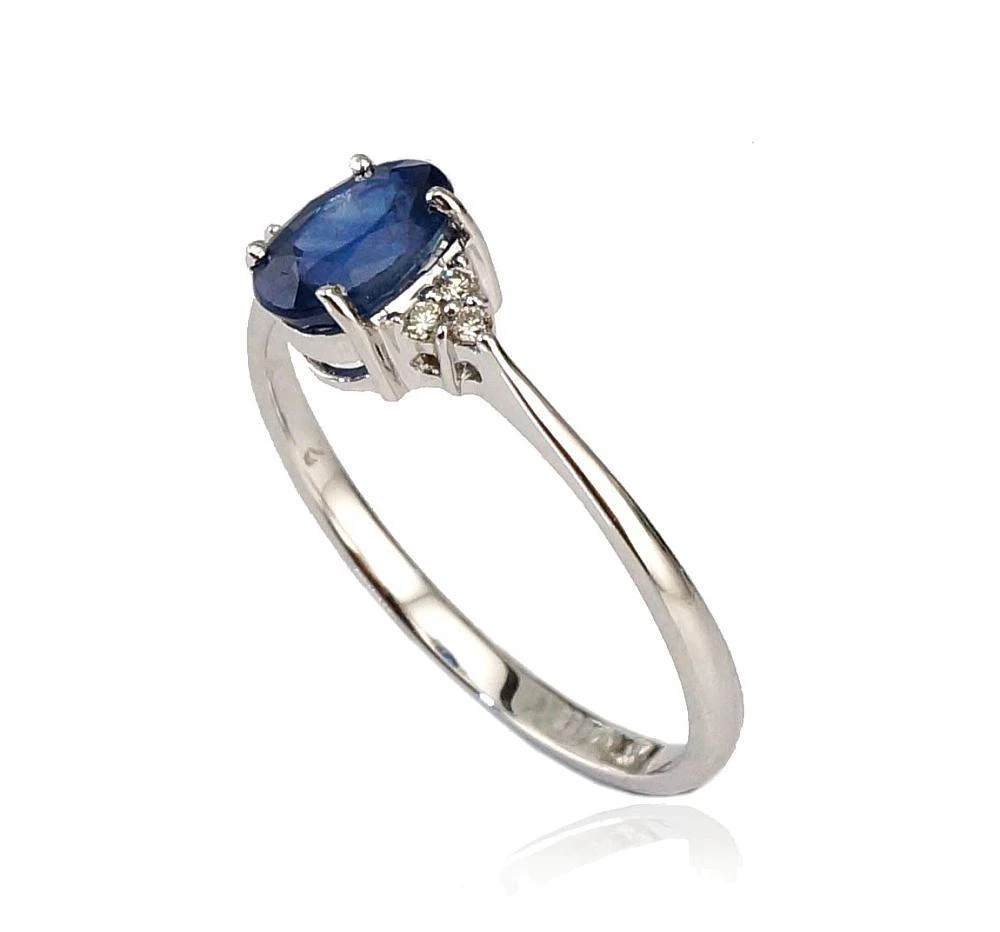 Auksinis žiedas su brangakmeniais. Metalas: Baltas Auksas. Praba: 585°. Akmuo: Briliantai , Safyras - 15.5 - 1.43 g. - Briliantai (0,04Ct), Safyras (0,526Ct)