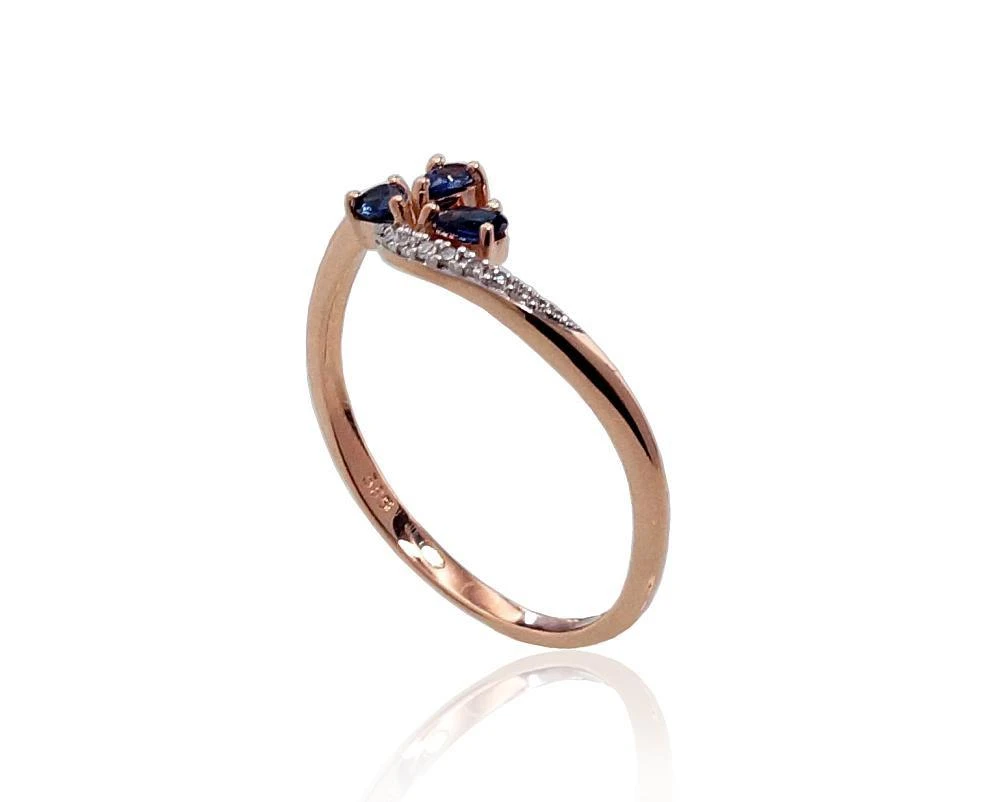 Auksinis žiedas su brangakmeniais. Metalas: Raudonas Auksas. Praba: 585°. Akmuo: Briliantai , Safyras - 17 - 1.32 g. - Briliantai (0,022Ct), Safyras (0,241Ct)