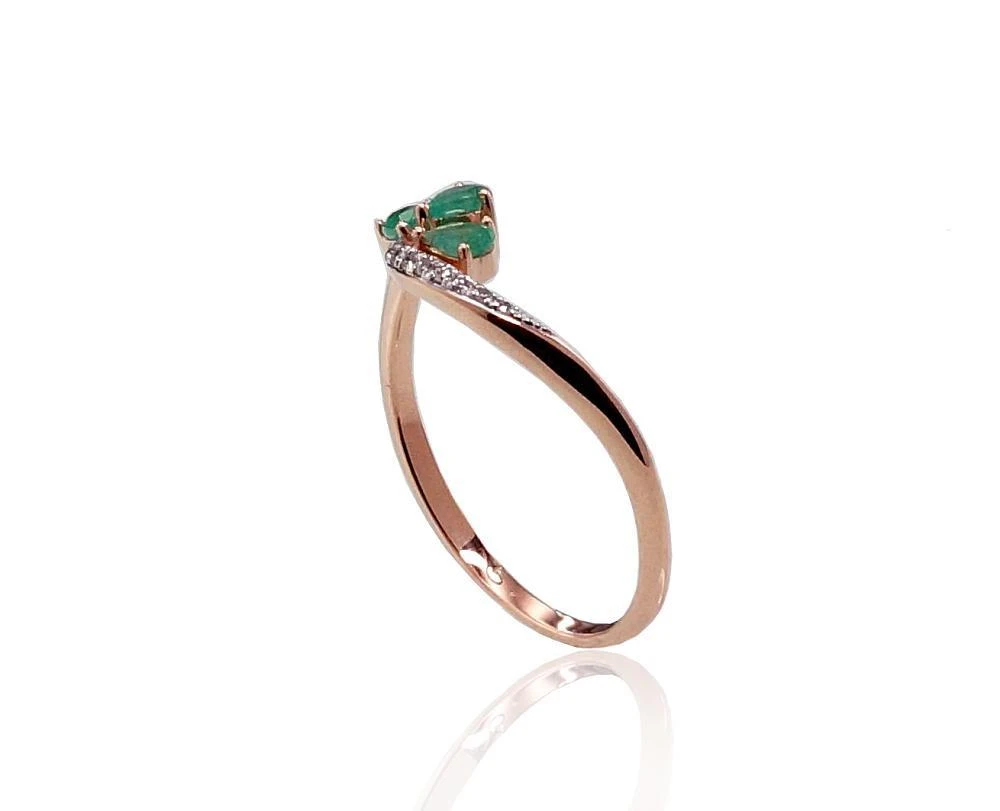 Auksinis žiedas su brangakmeniais. Metalas: Raudonas Auksas. Praba: 585°. Akmuo: Briliantai , Smaragdas - 15.5 - 1.14 g. - Briliantai (0,019Ct), Smaragdas (0,14Ct)