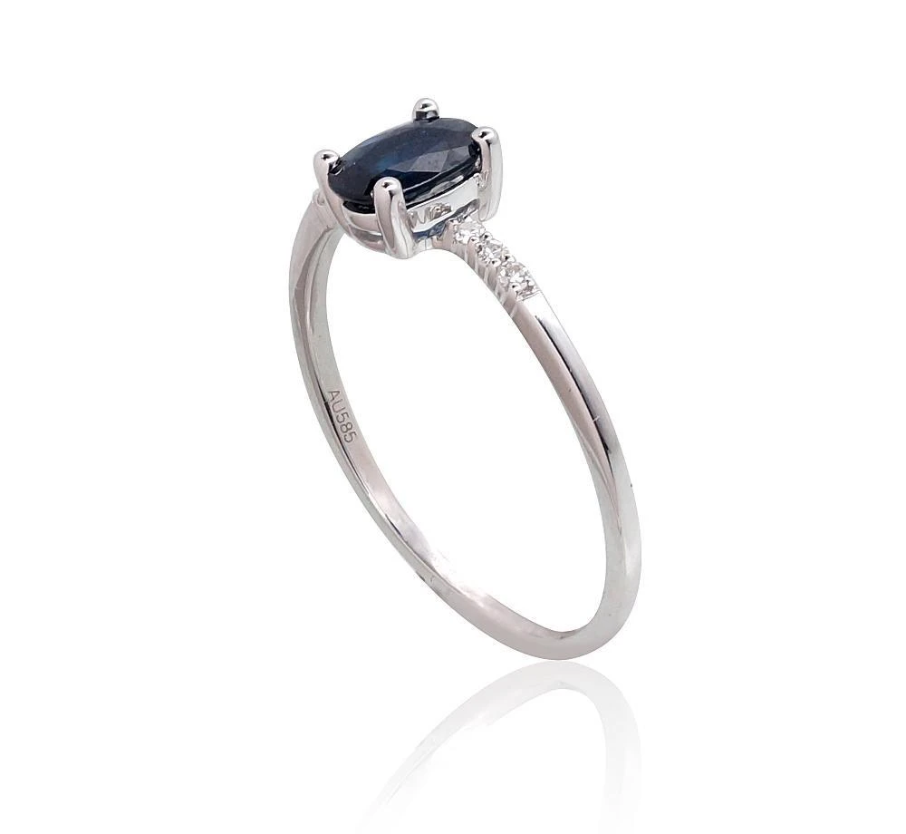 Auksinis žiedas su brangakmeniais. Metalas: Baltas Auksas. Praba: 585°. Akmuo: Briliantai , Safyras - 16.5 - 1.12 g. - Briliantai (0,04Ct), Safyras (0,48Ct)
